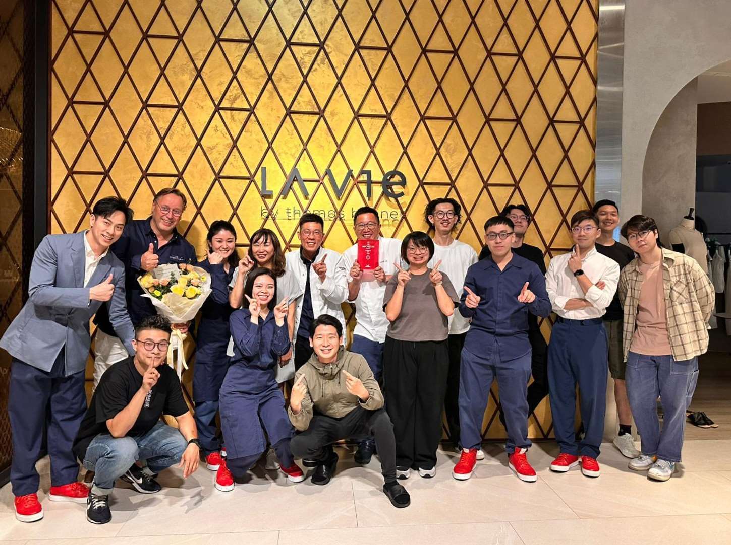 Das stolze Team von La Vie by Thomas Bühner und das Geheimnis der roten Schuhe - die Auflösung hören Sie in der Sendung! (Foto: LaVie by Thomas Bühner)