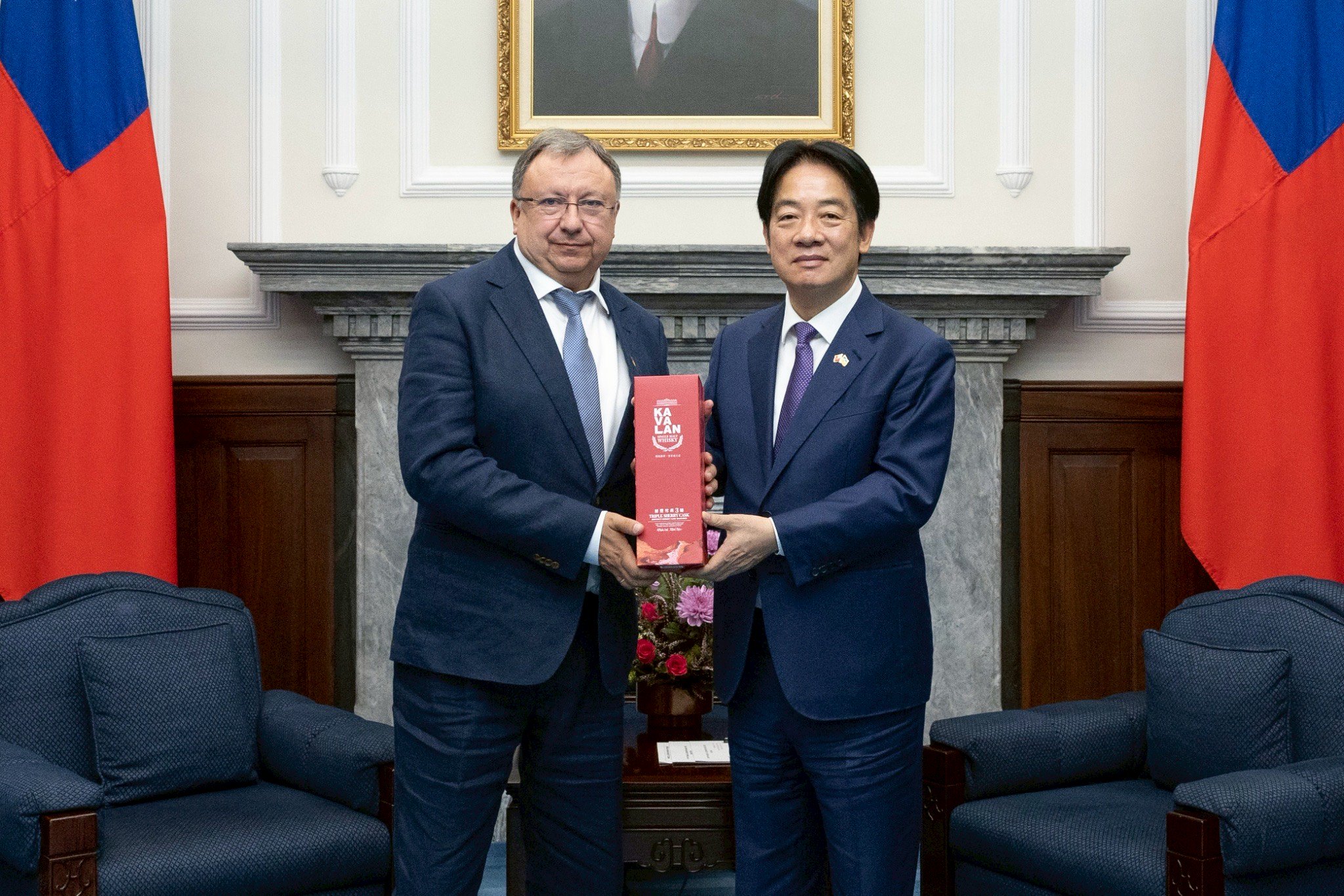Präsident Lai Ching-te (賴清德, rechts) hat am heutigen Donnerstag eine parteiübergreifende Delegation ukrainischer Parlamentsabgeordneter empfangen, angeführt von Mykola Kniazhytskyi (links). (Foto: Präsidialamt)