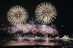Feuerwerk anlässlich des Qixi-Festes am Fischerman's Wharf in Tamsui (Foto: CNA)