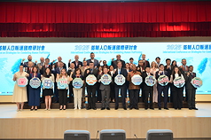 Die Einwanderungsbehörde des Innenministeriums veranstaltete am 27. August ein internationales Symposium zur Bekämpfung des Menschenhandels. Anwesend waren Innenminister Ma Shiyuan (vorne links, 6.), Vertreter des American Institute in Taiwan sowie Experten und Wissenschaftler aus verschiedenen Ländern. Gemeinsam erklärten sie ihr Engagement für die Bekämpfung des Menschenhandels und riefen alle Länder dazu auf, die Ermittlungen gegen Online-Kriminalität zu intensivieren und die internationale Zusammenarbeit zu stärken. (Foto: Einwanderungsbehörde)