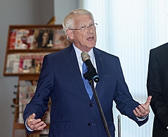Der Vorsitzende des Streitkräfteausschusses im US-Senat, Roger Wicker, ist am 29. August in Taipei eingetroffen. Er betonte, der Besuch solle die Partnerschaft mit Taiwan bekräftigen und Wege zur Wahrung des Friedens aufzeigen – im Sinne von Ronald Reagans Motto „Frieden durch Stärke“.