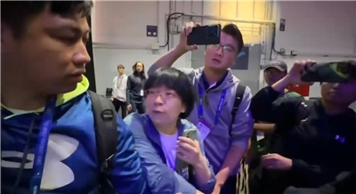 Störaktion eines Chinesen und einer Chinesin bei der Übergabe eines Glückwunschschreibens an Silbermedaillengewinner bei den Weltuniversitätsspielen (Bild: Facebookseite des Generaldirektors der Sportbehörde, Cheng Shih-Chung)