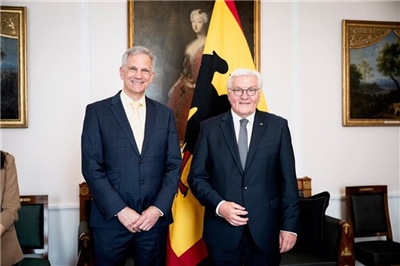 Der neu ernannte deutsche Vertreter in Taiwan, Karsten Tietz (links) mit dem Bundespräsidenten Frank-Walter Steinmeier. (Foto: Facebook-Seite des Deutschen Instituts Taipeh)