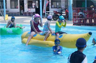 Kinder in einem Freibad in Beitou in Tapei (Foto: CNA)