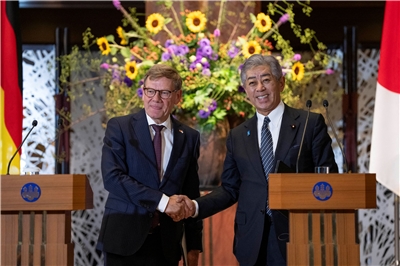 德國外交部長瓦德福(Johann Wadephul)(左)、日本外長岩屋毅(右)舉行記者會。(AFP)