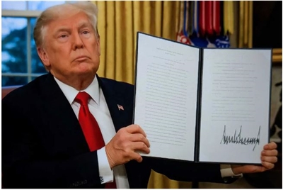 US-Präsident Donald Trump unterzeichnet die Durchführungsverordnung, die einen Einfuhrzoll von 20 % auf taiwanische Exporte  in die USA festlegen (Foto: Commonwealth Magazine)
