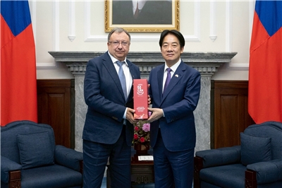 Präsident Lai Ching-te (賴清德, rechts) hat am heutigen Donnerstag eine parteiübergreifende Delegation ukrainischer Parlamentsabgeordneter empfangen, angeführt von Mykola Kniazhytskyi (links). (Foto: Präsidialamt)