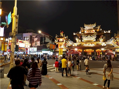 Eingang zum beliebten Raohe Nachtmarkt in Taipei