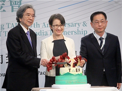 Zum 7. Jahrestag der Gründung der Taiwan-Asia-Exchange Foundation nahm Vizepräsidentin Hsiao Bi-khim (蕭美琴, Mitte) an der Feier teil. Rechts im Bild Vizeaußenminister Tien Chung-kwang (葛葆萱), links der Vorstandsvorsitzende der Stiftung, Hsiao Hsin-huang (蕭新煌).