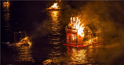 Am Vorabend des Zhongyuan Festes werden an vielen Orten Wasserlaternen aufs Meer oder auf den Fluss gesetzt.
