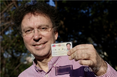 Günter Whittome mit seinem neuen taiwanischen Personalausweis. Fun Fact: Auf der Rückseite müssen die Namen der Eltern auf chinesisch eingetragen werden.(Foto: CNA)
