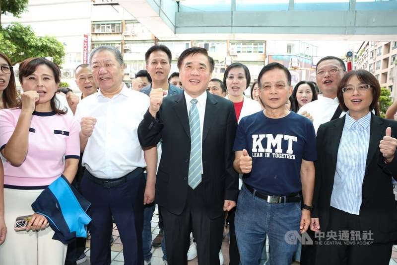 Einer der Kandidaten, der ehemalige Bürgermeister von Taipeh, Hau Lung-bin (Mitte), auf seinem Weg zum Hauptquartier der KMT in Taipeh. (Foto: CNA)
