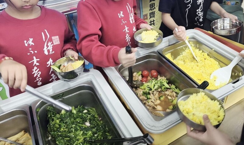 Manche Schulen in Taiwan verbessern die Qualität der Schulmahlzeiten, indem sie mithilfe von KI Speisepläne erstellen, um die Vielfalt der Gerichte zu erhöhen und eine ausgewogene Ernährung zu fördern. (Bild: CNA) 