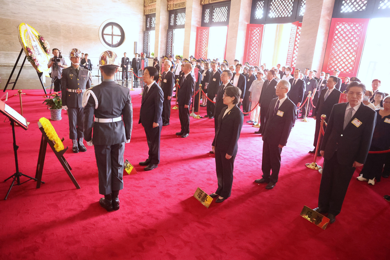 Präsident Lai Ching-te (vorne links, 2.), Vizepräsident Hsiao Bi-chin (vorne links, 3.) und weitere hochrangige Politiker erwiesen den gefallenen Offizieren und Soldaten sowie den im Dienst Gefallenen die letzte Ehre. (CNA)