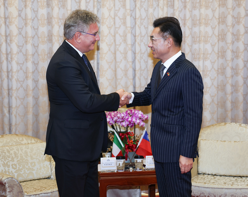 Der stellvertretende Parlamentspräsident Chiang Chi-chen (江啟臣, rechts) empfängt am 5. September im Parlament die italienische Delegation der interparlamentarischen Vereinigung Italien-Taiwan. Im Bild begrüßt er den stellvertretenden Vorsitzenden Adriano Paroli (links).