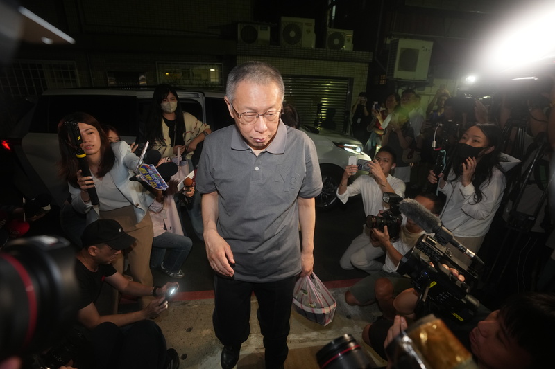 Nachdem Ko Wen-je gegen Kaution freigelassen wurde, kehrte er am Montagabend zu seinem Wohnort zurück 