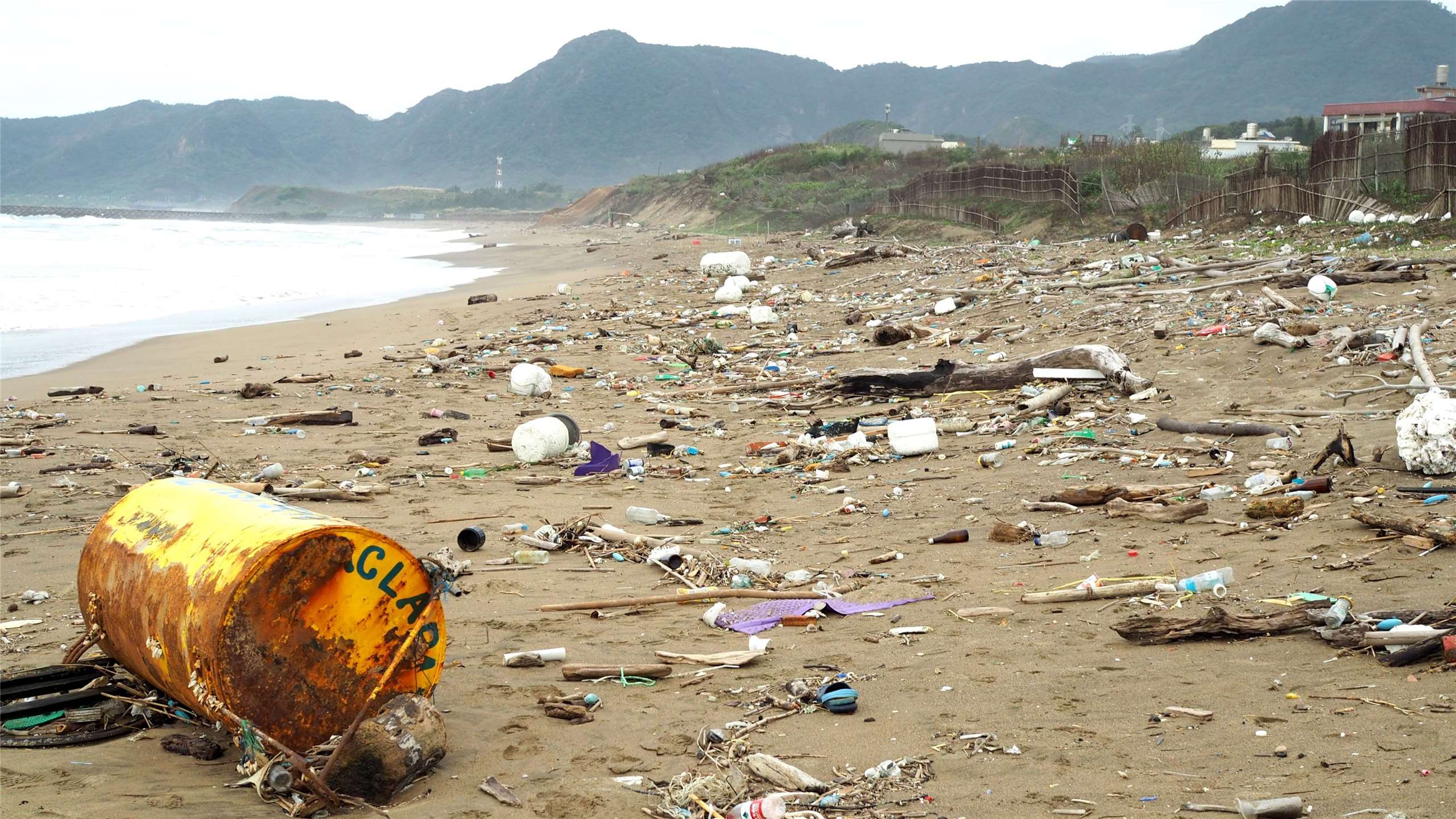 Das Anthropozän ist geprägt von massiven Eingriffen des Menschen in die Natur – sichtbar auch an der Verschmutzung der Meere. Das Foto zeigt den Strand von Jinshan an der Nordküste Taiwans, übersät mit Plastik und anderem Müll, der aus dem Meer angespült wurde. (Foto: Alexander Kunz)