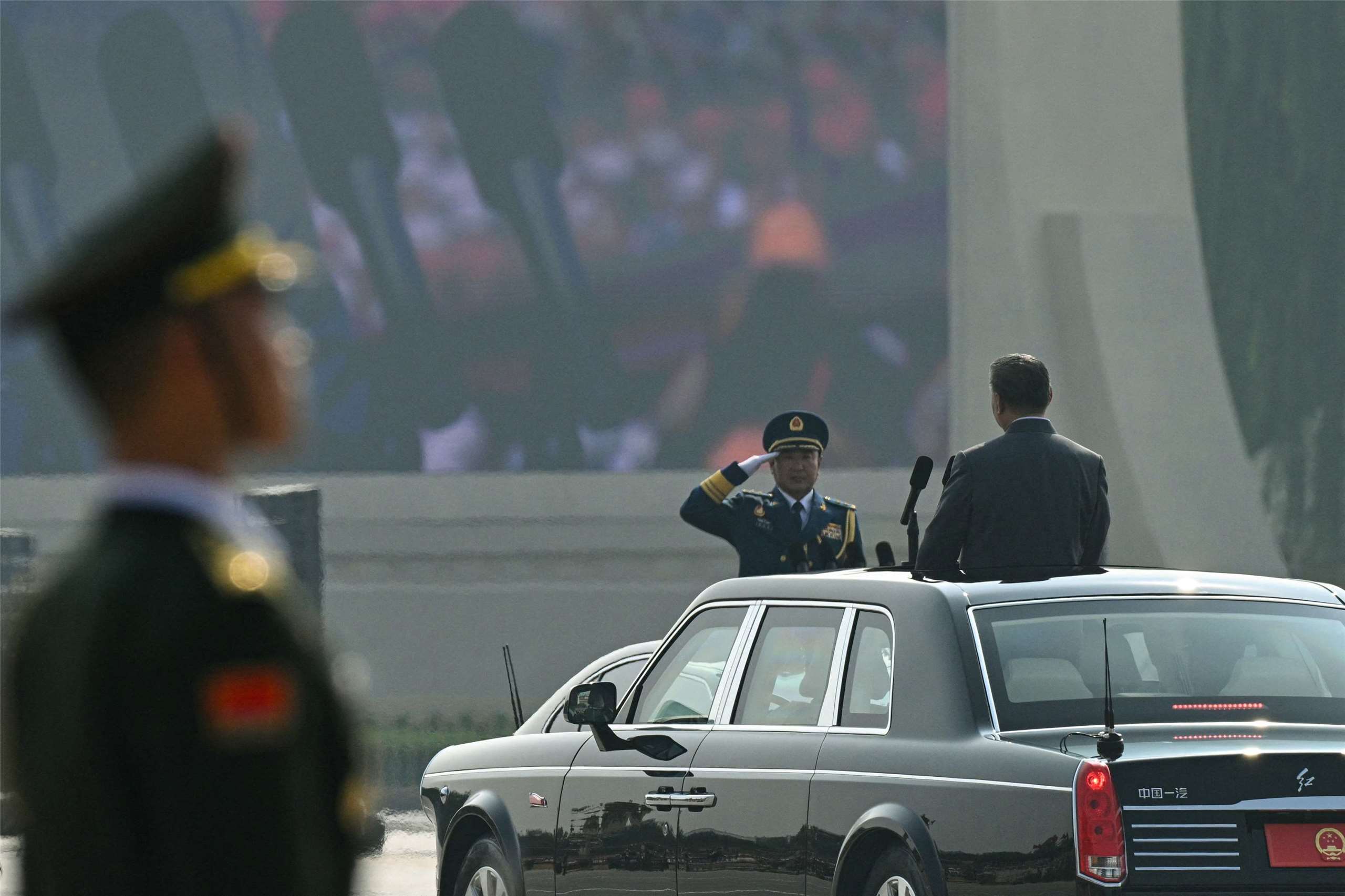 Xi Jinping (stehend aus dem Auto schauend) nahm an der Militärparade am 3. September teil. (AFP)