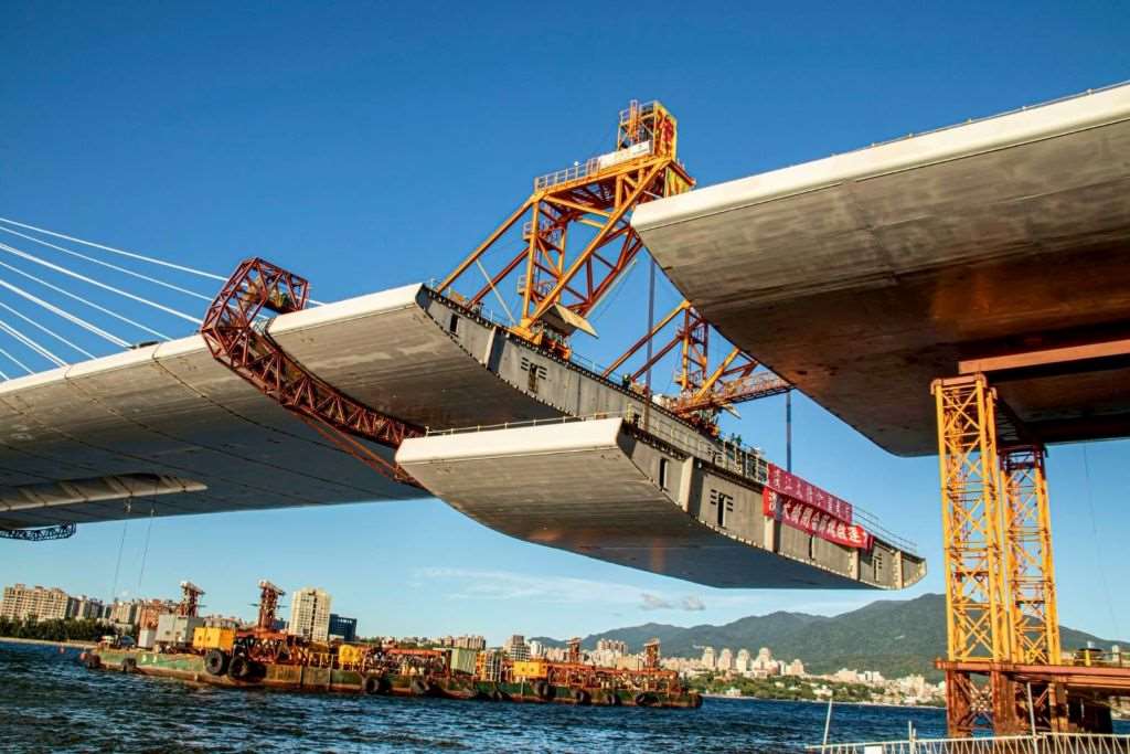 Das letzte Brückensegment wurde am 16. September in die Danjiang-Brücke eingesetzt. (Von der Straßenbehörde bereitgestellt)