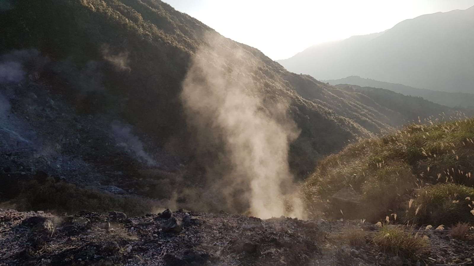 Die Datun-Vulkangruppe liegt nördlich von Taipei und ist ein Teil des Yangmingshan-Gebirges, einem beliebten Wandergebiet. Die natürlichen heißen Quellen dort sowie die natürlichen Sulphurvorkommen mit ihrem strengen Geruch lassen einen schon erahnen, dass es hier unter der Erdoberfläche ziemlich brodeln muss. (Foto: Shangning Postel-Heutz) 