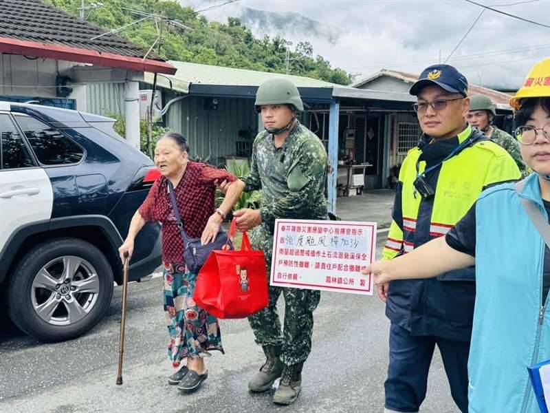 Militär und Polizei unterstützen Einwohner bei vorsorglichen Evakuierungen in Hualien, da Taifun Ragasa heftige Regenfälle in der Region verursacht. (Foto: CNA, vom 23. September 2025)