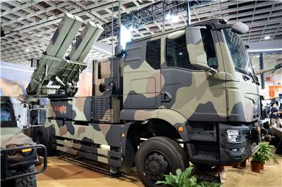 Das Nationale Chung-Shan-Forschungsinstitut (中山科學研究院) will gemeinsam mit dem US-Rüstungskonzern Northrop Grumman ein integriertes Gefechtsführungssystem (IBCS) entwickeln, das Taiwans unterschiedliche Flugabwehrraketensysteme vernetzt und ein gemeinsames Lagebild schafft. Auf dem Foto ein landgestütztes „Sky Sword II“-Flugabwehrraketensystem (陸射劍二) bei einer Ausstellung.