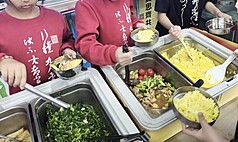 Manche Schulen in Taiwan verbessern die Qualität der Schulmahlzeiten, indem sie mithilfe von KI Speisepläne erstellen, um die Vielfalt der Gerichte zu erhöhen und eine ausgewogene Ernährung zu fördern. (Bild: CNA)

