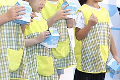 Zur Förderung des Milchkonsums dürfen alle Kindergartenkinder und Grundschulkinder in Taipeh seit April 2025 einmal pro Woche eine kostenlose Portion Milch erhalten. (Bild: CNA)