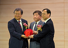 Der scheidende Gesundheitsminister Chiu Tai-yuan übergibt das Amtssiegel an seinen Nachfolger Shih Chung-liang  (Foto: CNA)
