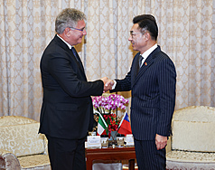 Der stellvertretende Parlamentspräsident Chiang Chi-chen (江啟臣, rechts) empfängt am 5. September im Parlament die italienische Delegation der interparlamentarischen Vereinigung Italien-Taiwan. Im Bild begrüßt er den stellvertretenden Vorsitzenden Adriano Paroli (links).