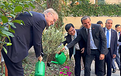 Gemeinsam mit den Ehrengästen schnitt Außenminister Lin das Einweihungsband und pflanzte einen Baum im Garten der taiwanischen Vertretung in Italien. (Foto: CNA)
