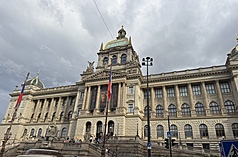 Das Nationalmuseum (Národní muzeum Historická budova) in Prag zeigt derzeit die Ausstellung "100 Schätze, 100 Geschichten" mit Exponaten aus dem Nationalen Palastmuseum in Taipei. (CNA)