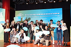 Außenminister Lin Jia-Lung posiert mit den Finalisten des internationalen Kurzfilmwettbewerbs, dessen Gewinner heute gekürt wurden. (CNA)