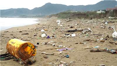 Das Anthropozän ist geprägt von massiven Eingriffen des Menschen in die Natur – sichtbar auch
an der Verschmutzung der Meere. Das Foto zeigt den Strand von Jinshan an der Nordküste
Taiwans, übersät mit Plastik und anderem Müll, der aus dem Meer angespült wurde. (Foto:
Alexander Kunz)