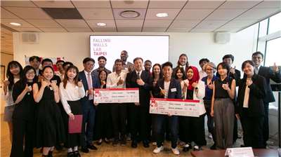 Julian Goldmann mit Teilnehmern und Jury beim diesjährigen Falling Walls Lab für Taiwan (Foto: Julian Goldmann)