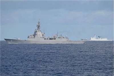 Ein Schiff der chinesischen Volksbefreiungsarmee (rechts) beschattet den Zerstörer HMAS Brisbane der australischen Marine während einer gemeinsamen Marineübung der Philippinen, Australiens und Kanadas in den umstrittenen Gewässern des Südchinesischen Meeres am 3. September 2025. (Foto: Ted Aljibe/AFP/Getty Images)