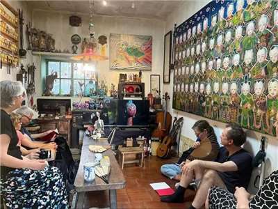 Rebekka Reich und Marcus Vila Richter (vorne links) besuchen mit der NAWIAT-Gruppe Kunst- und Kulturschaffende rund um Taiwan (Bild: NAWIAT)