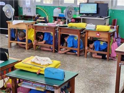 "Drop, cover, hold on" - "Fallenlassen, Deckung suchen, festhalten": Bei Erdbeben gilt dieses Prozedere, was jedes Jahr geübt wird, hier an einer Grundschule auf Penghu. (Foto bereitgestellt von der Kreisverwaltung Penghu) 