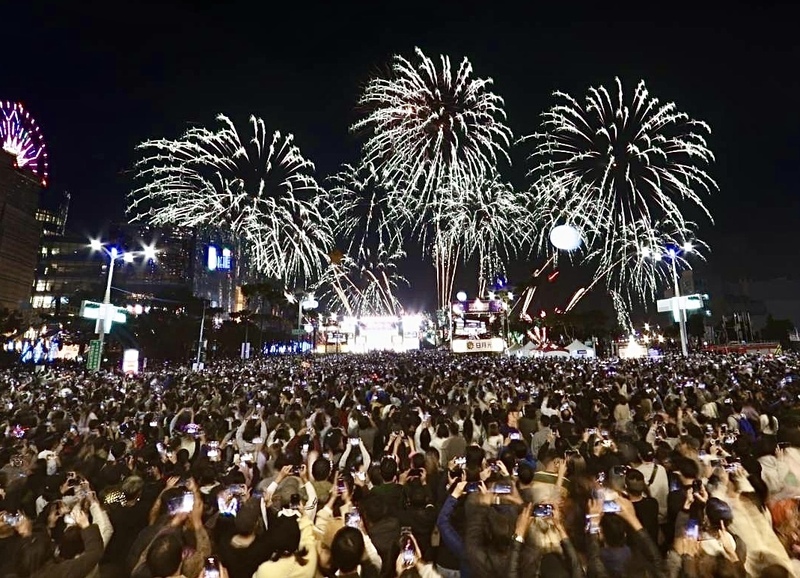 Auch in Kaohsiung begrüßt eine große Menschenmenge das neue Jahr 2026 bei einer Coutdown-Feier mit Konzert und Feuerwerk (Foto: CNA)