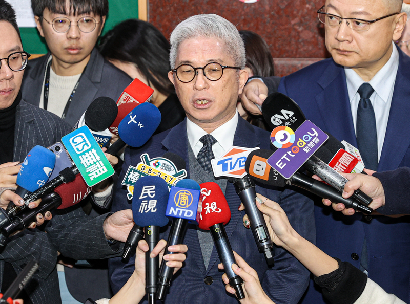 Der stellvertretende Verteidigungsminister Hsu Ssu-chien beantwortet vor der Sitzung des Finanzausschusses im Parlament Fragen von Journalisten (Foto: CNA)
