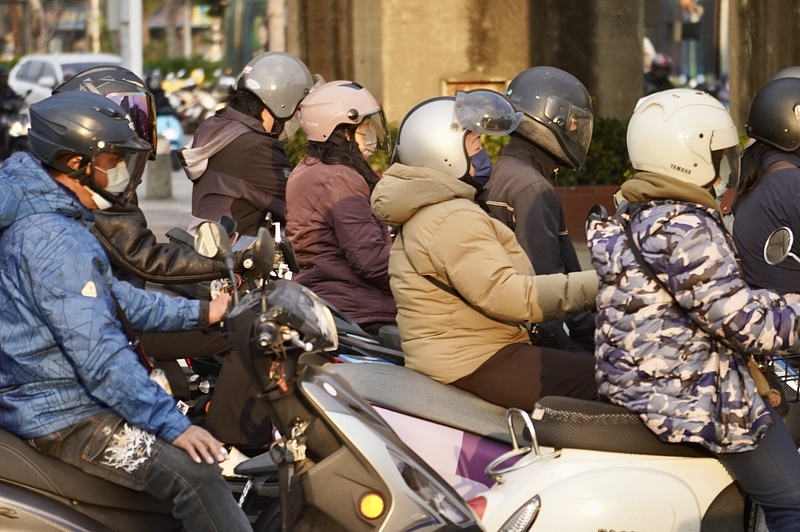 Wegen des Eintreffens der Kältewelle ziehen Motorradfahrer dicke Jacken an, um sich vor der Kälte zu schützen. (Bild: CNA)