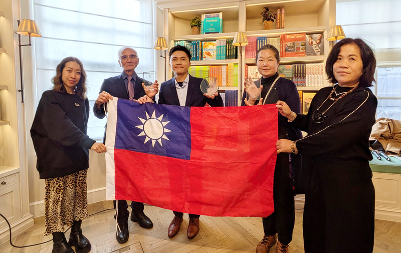 Einige Preisträger aus Taiwan sind persönlich zur Preisverleihung nach London gereist, darunter  Chang Chia-chi von FormoCha, der die höchste Auszeichnung "Best in Show"  erhalten hat (Foto: CNA)