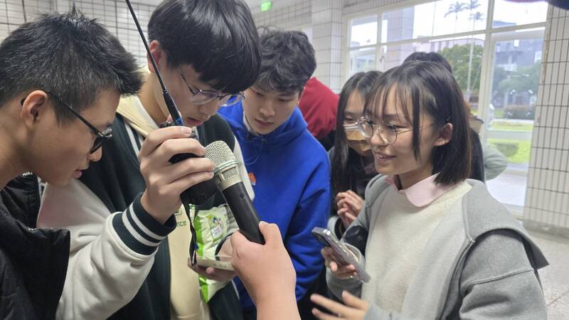 Schülerinnen und Schüler der Senior High School Yilan im Funkkontakt mit der Schülerinnen und Schülern in Vardø, im äußersten Nordosten Norwegens (Foto: CNA)