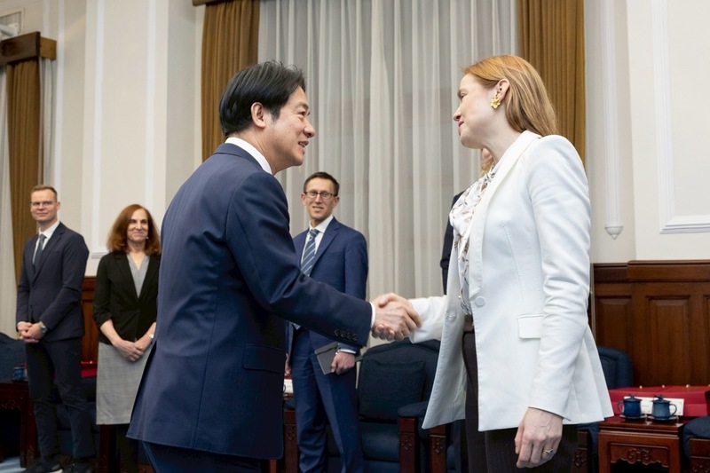 Präsident Lai Ching-te begrüßt Alexandra de Hoop Scheffer, Präsidentin des German Marshall Fund (Foto: Präsidialamt)

eine transatlantische Delegation des German Marshall Fund empfangen.  Präsidentin der in Washington ansässigen US-Stiftung German Marshall Fund, Alexandra de Hoop Scheffer, geleitet.
