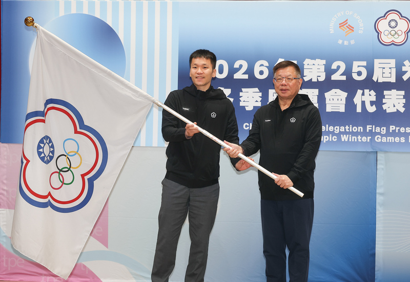 Sportminister Lee Yang (li) überreicht die Flagge dem Leiter des "Team Taiwan" bei den Olympischen Winterspielen Mailand Cortina 2026, dem Vorsitzenden des Olympischen Komitees Taiwans (Chinese Taipei Olympic Committee),  Tsai Chia-fu (re) (Foto: CNA)