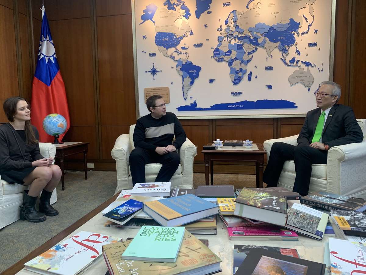 Die Journalisten Taras Andrukhovych und Anna Lvova im Gespräch mit Vize-Außenminister François Wu Chih-chung (Foto: RTI)