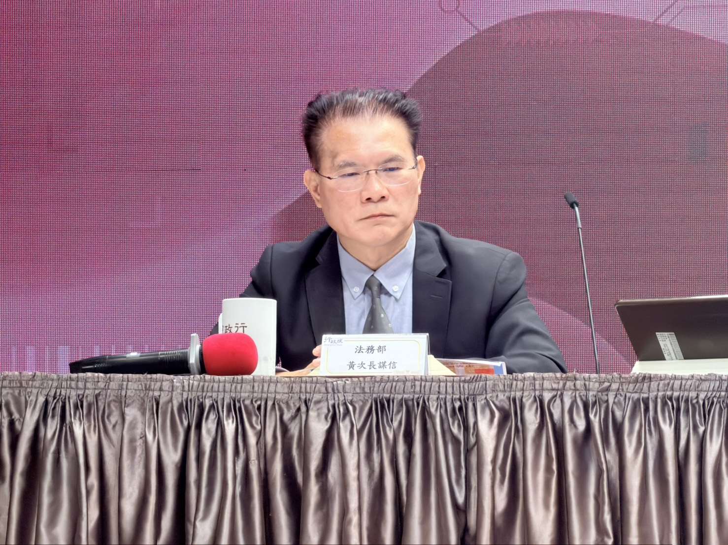 Der stellvertretende Justizminister Huang Mou-hsin erkärt auf der Pressekonferenz  einen Vorschlag zur Gesetzesänderung bei der Verjährungsfrist bei Sexualdelikten an Minderjährigen (Foto: RTI)