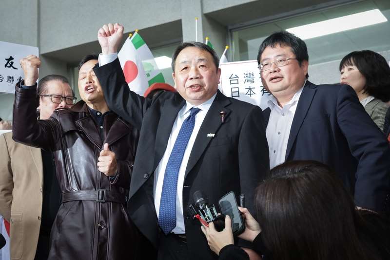 Seki Hei führt Sprechchöre wie „Lang lebe die Freundschaft zwischen Japan und Taiwan“ an. (Foto: CNA)