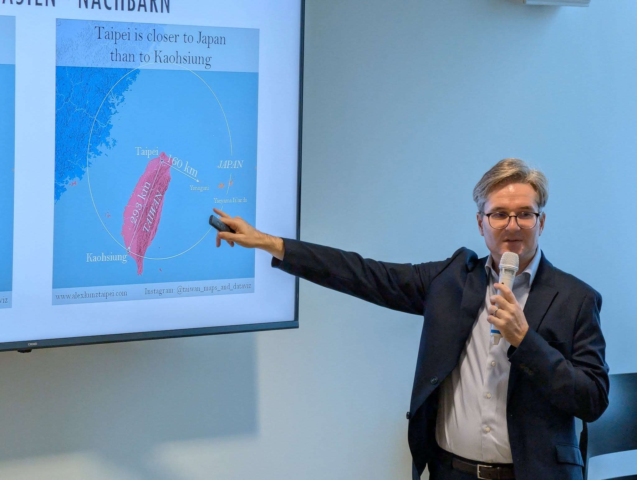 Alex Kunz präsentiert anhand von Karten, Zahlen und Fakten die Vielfalt Taiwans: von seiner Geschichte und Geografie über seine Menschen und Kultur bis hin zu unterhaltsamen Fun Facts. Hier während einer Veranstaltung im Deutschen Institut Taipei. (Foto: Wissenschaftliches Koordinierungsbüro des Freistaates Sachsen)