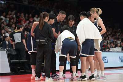 Gena Pan (潘郡瑤/in der Mitte, neben dem Head Coach) dolmetscht während einer Auszeit.  (Foto: Double Pump)